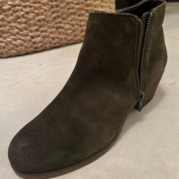 Re thrifting as I purchased them too small - Picture 2 of 3